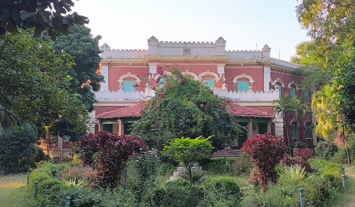 शिक्षित समाज : पूर्वजों की याद में बना है गुटगुटिया हाईस्कूल